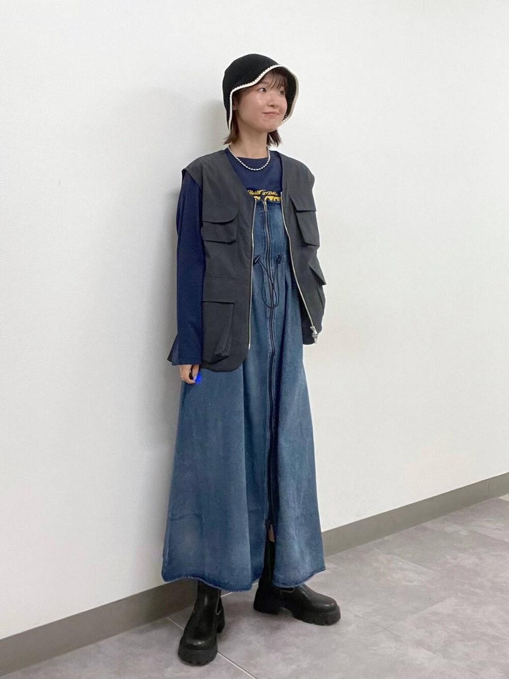 ブラック系のベスト、ブルー系のTシャツ/カットソー、ブルー系のワンピースを着用したレディースの夏コーディネートの5枚目の写真