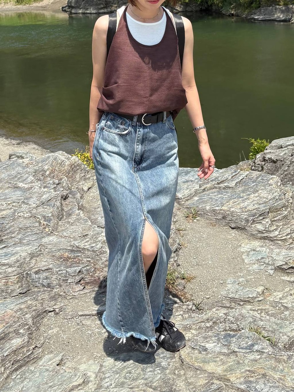 ブラック系のバックパック/リュック、ブラック系のTシャツ/カットソーを着用したレディースの夏コーディネートの2枚目の写真