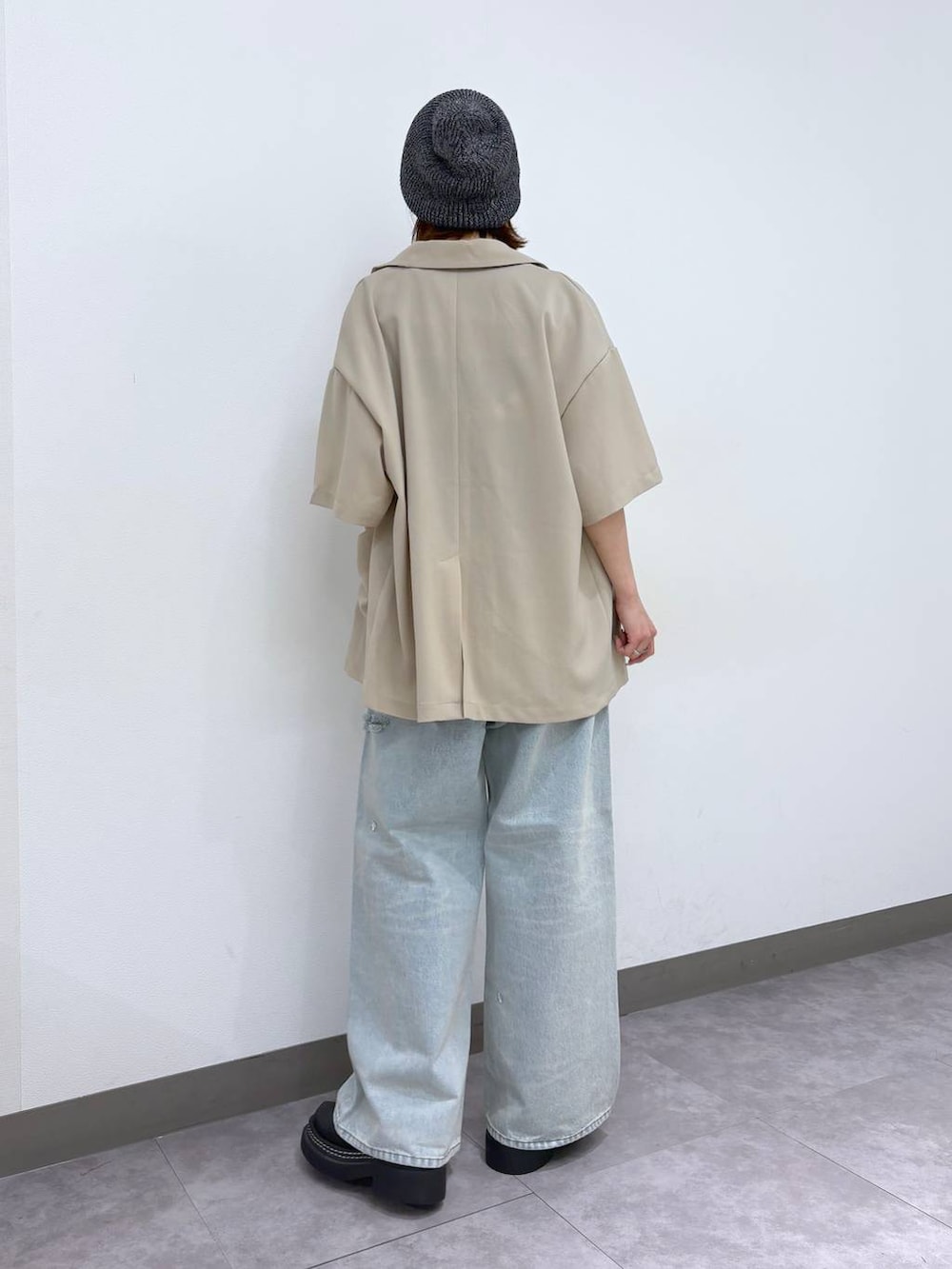 ブラック系のローファー、ブルー系のデニムパンツ、ベージュ系のテーラードジャケットを着用したレディースの春コーディネートの4枚目の写真