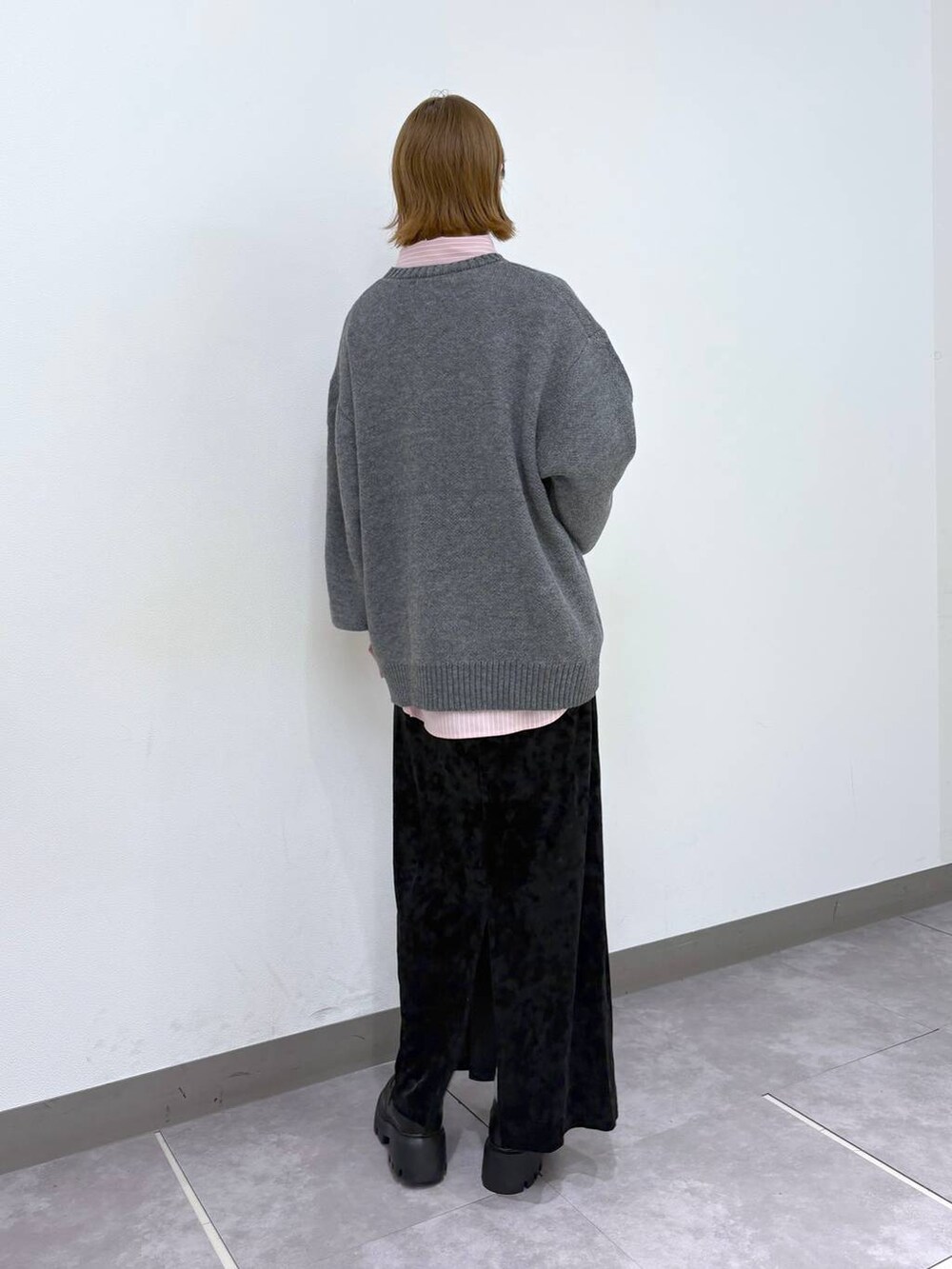 ブラック系のローファー、グレー系のニット/セーター、その他のシャツ/ブラウスを着用したレディースの秋コーディネートの5枚目の写真