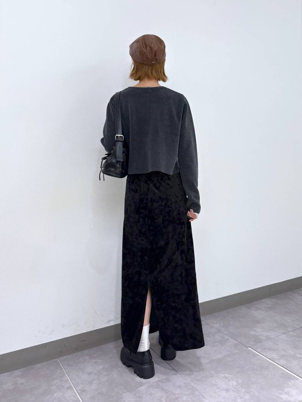 ホワイト系のTシャツ/カットソー、ブラック系のローファー、グレー系のカーディガン/ボレロを着用したレディースの秋コーディネートの4枚目の写真