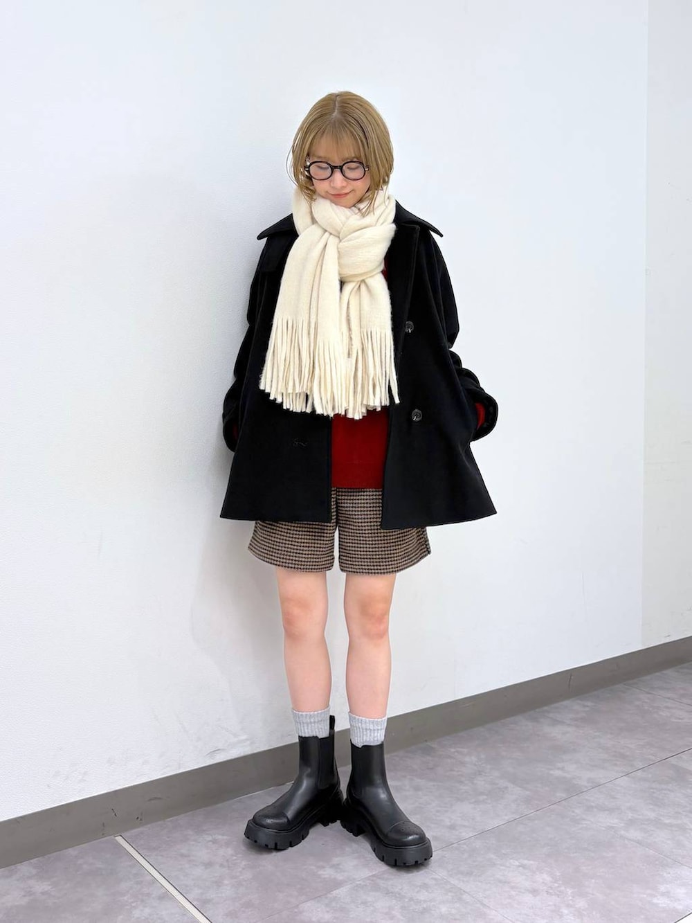 ブラック系のブルゾン、ブラック系のブーツ、ブラウン系のその他パンツを着用したレディースの秋コーディネートの2枚目の写真