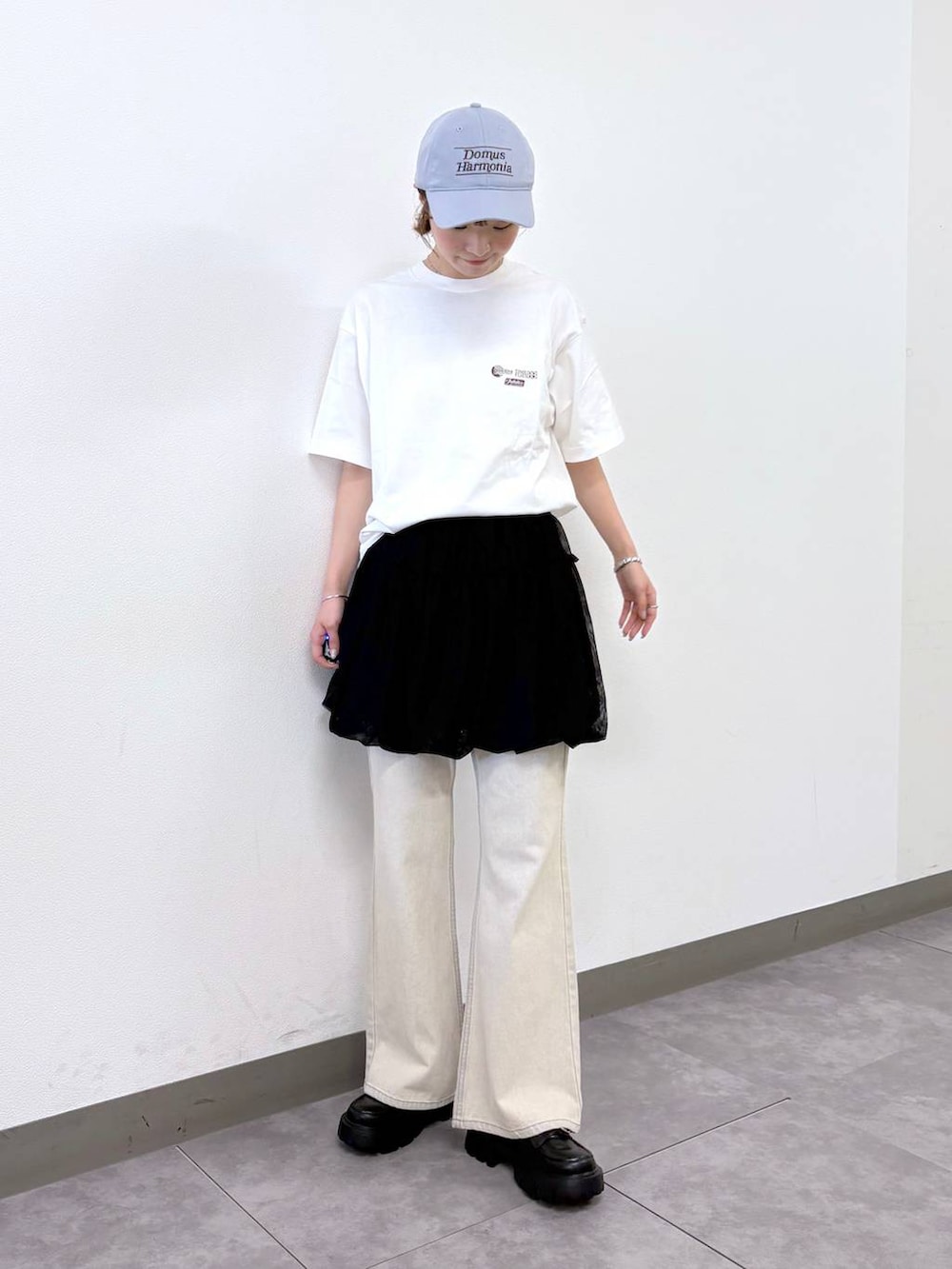 その他のローファー、ホワイト系のデニムパンツ、ブラック系のスカートを着用したレディースの夏コーディネートの2枚目の写真