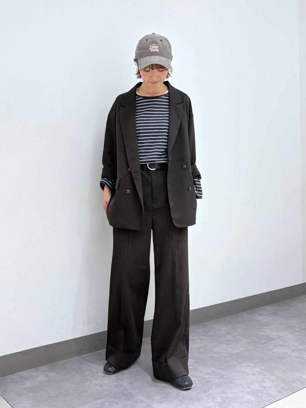 グレー系のTシャツ/カットソー、ブラウン系のスラックス、ブラウン系のテーラードジャケットを着用したレディースの夏コーディネートの2枚目の写真