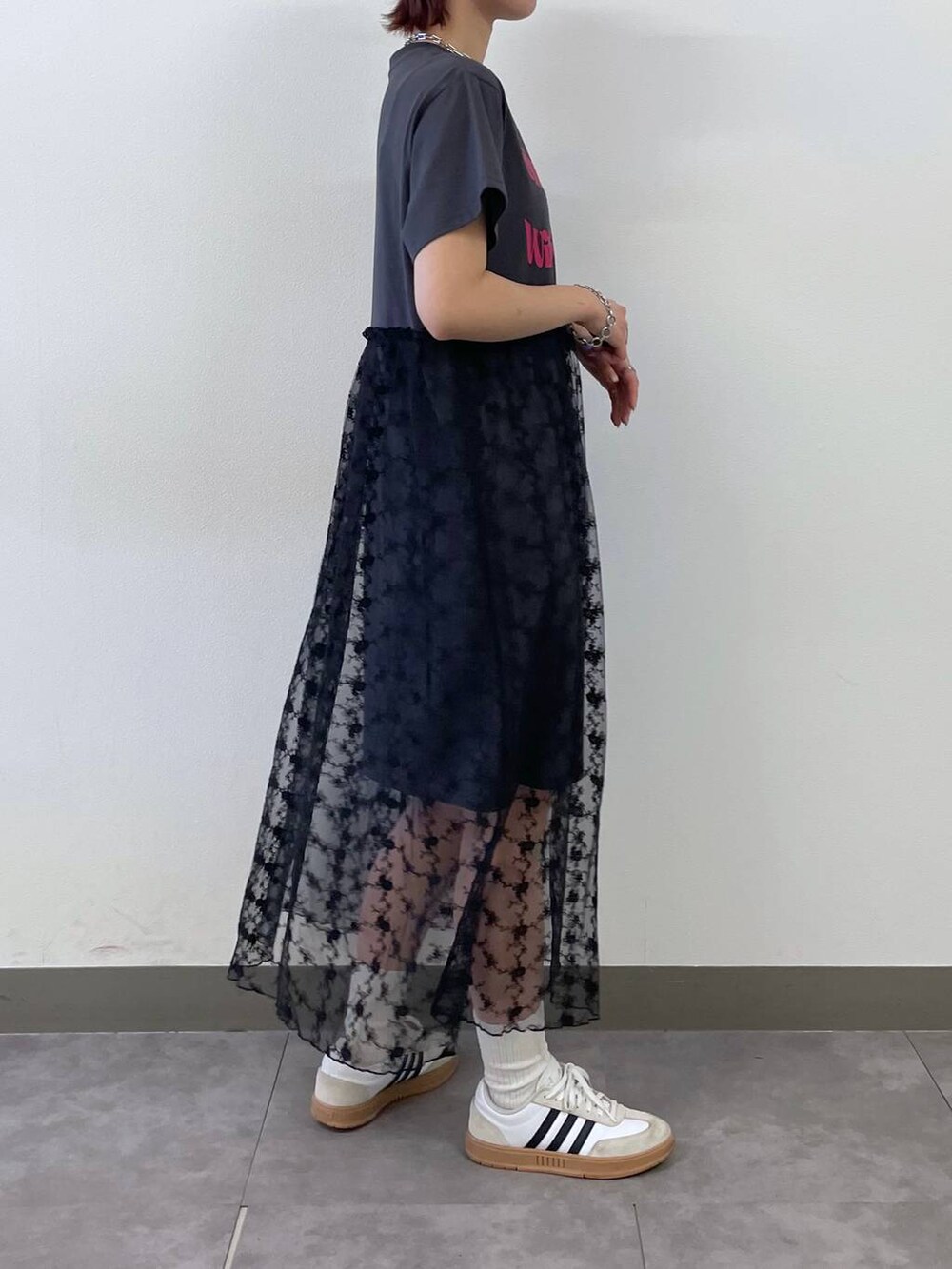 グレー系のワンピース、ブルー系のキャップ、シルバー系のブレスレットを着用したレディースの夏コーディネートの3枚目の写真