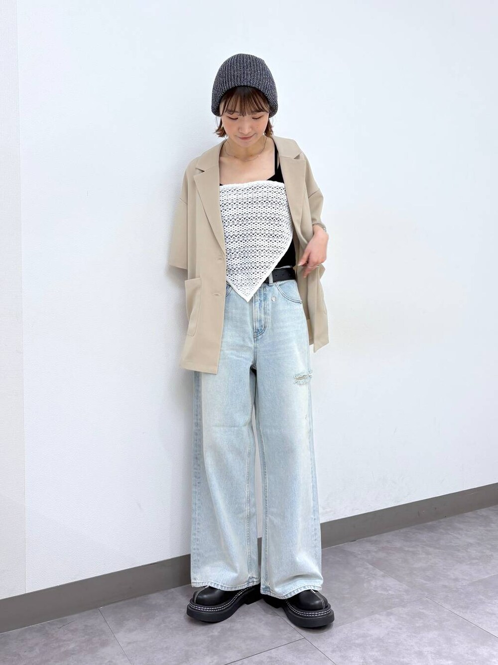 ブラック系のローファー、ブルー系のデニムパンツ、ベージュ系のテーラードジャケットを着用したレディースの春コーディネートの7枚目の写真