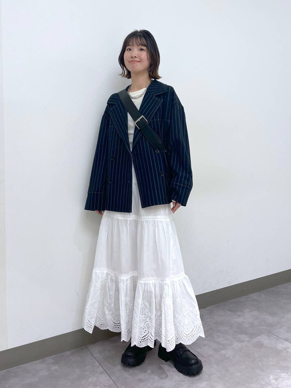 ブラック系のローファー、ブルー系のテーラードジャケット、ホワイト系のTシャツ/カットソーを着用したレディースの冬コーディネートの6枚目の写真