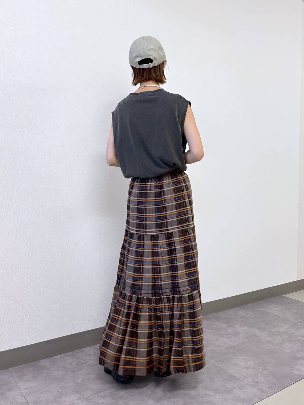 ブラック系のサンダル、ブラウン系のスカート、ブラック系のTシャツ/カットソーを着用したレディースの夏コーディネートの4枚目の写真