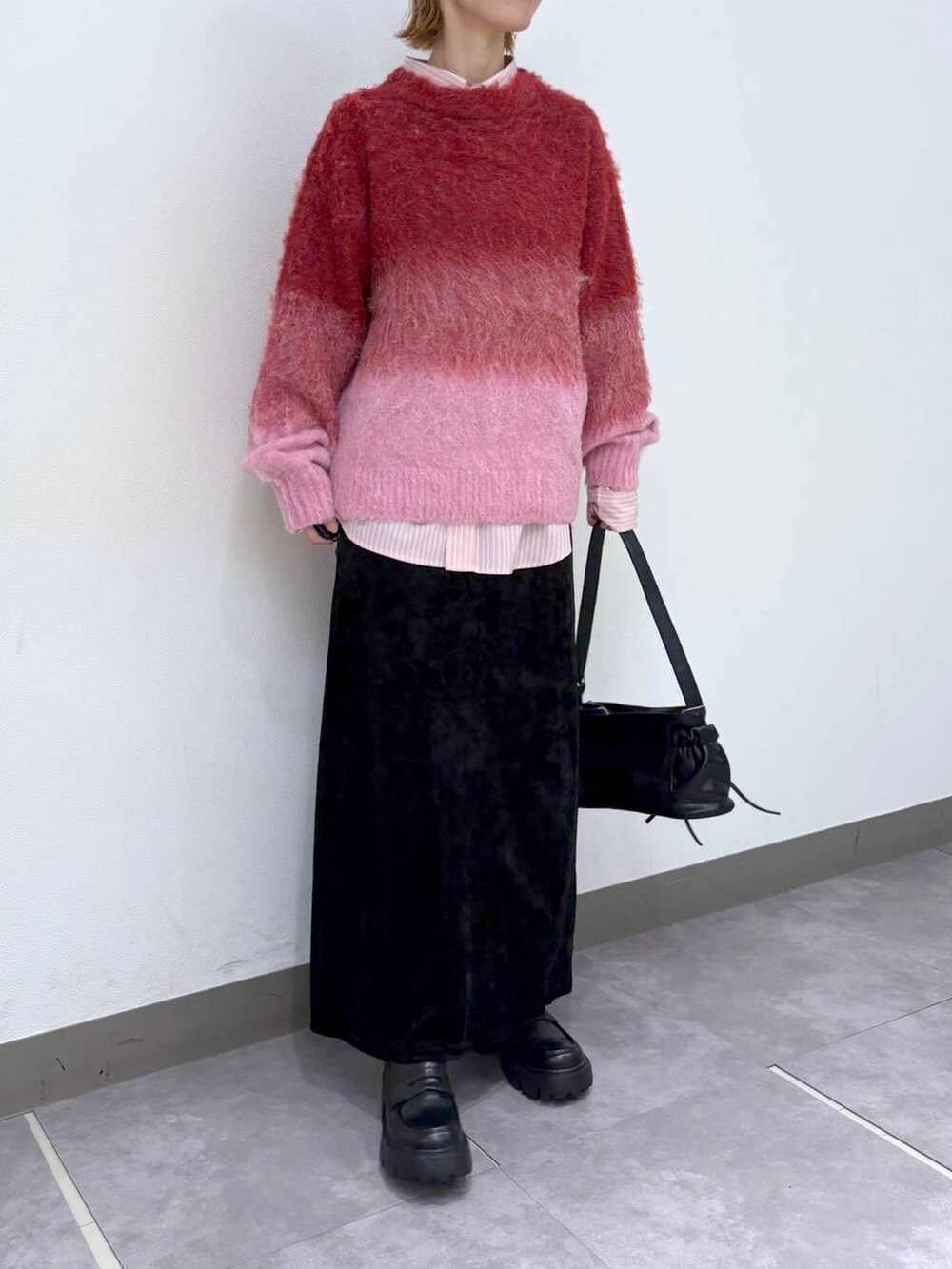 ブラック系のローファー、ブラック系のショルダーバッグ、その他のシャツ/ブラウスを着用したレディースの秋コーディネートの2枚目の写真