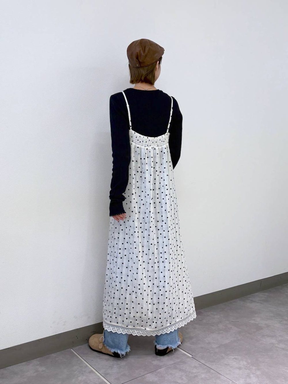 ホワイト系のワンピース、ブルー系のニット/セーター、ベージュ系のモカシン/デッキシューズを着用したレディースの冬コーディネートの4枚目の写真