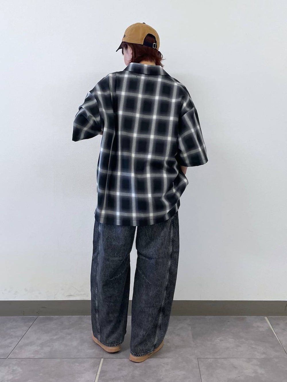 グレー系のデニムパンツ、ブラック系のTシャツ/カットソー、ブラック系のシャツ/ブラウスを着用したレディースの夏コーディネートの2枚目の写真