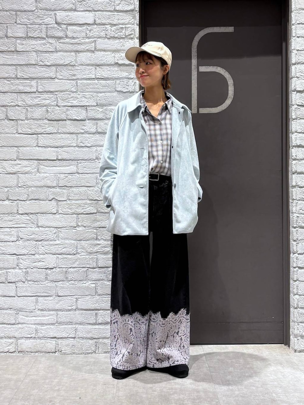 ブラック系のシャツ/ブラウス、ブルー系のブルゾン、ブラック系のデニムパンツを着用したレディースの冬コーディネートの6枚目の写真