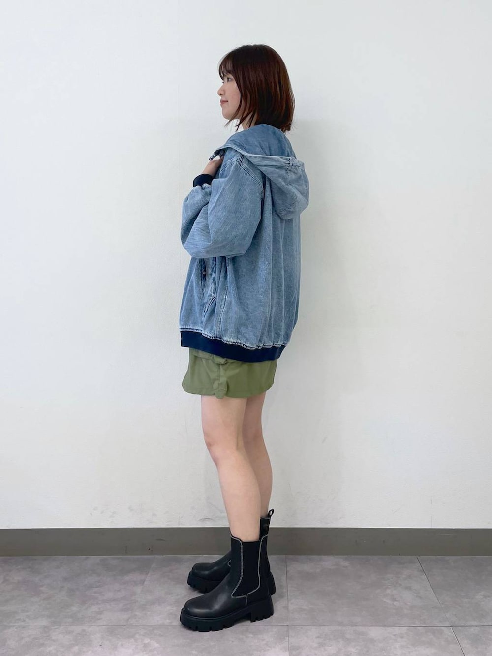 ブルー系のブルゾン、グリーン系のスカート、その他のTシャツ/カットソーを着用したレディースの夏コーディネートの3枚目の写真