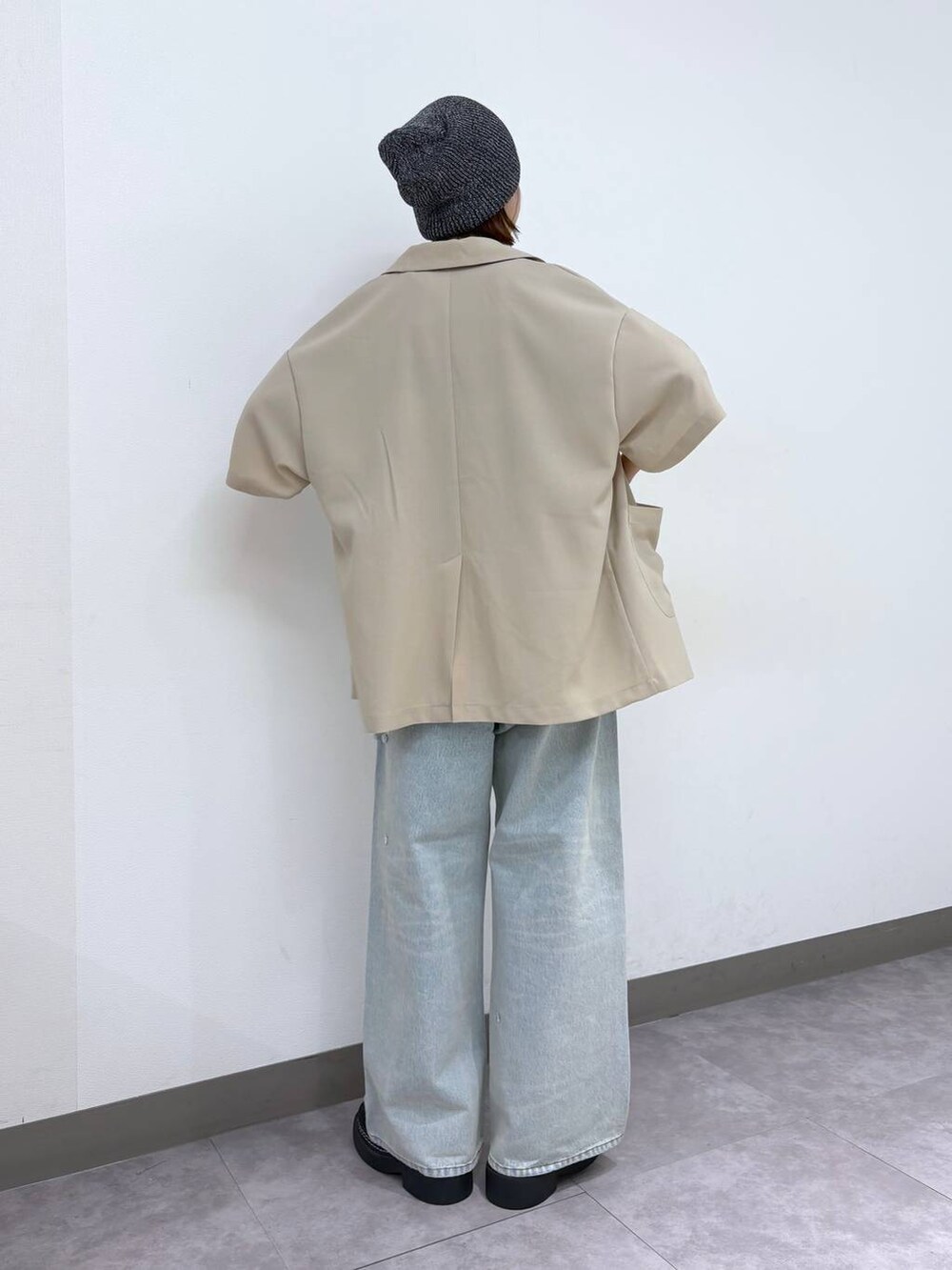 ブラック系のローファー、ブルー系のデニムパンツ、ベージュ系のテーラードジャケットを着用したレディースの春コーディネートの5枚目の写真