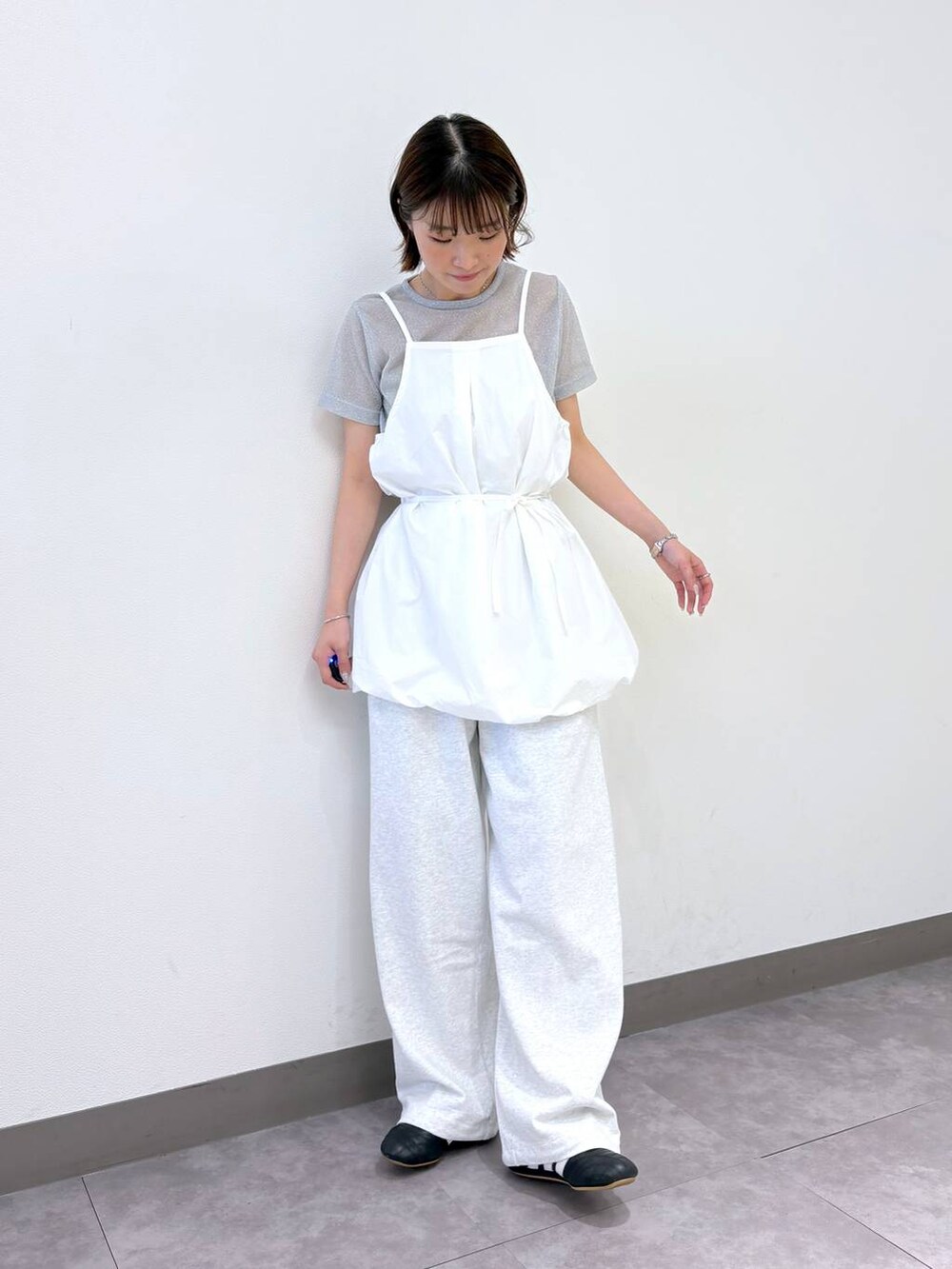 グレー系のTシャツ/カットソー、グレー系のスウェットパンツ、ホワイト系のワンピースを着用したレディースの夏コーディネートの2枚目の写真