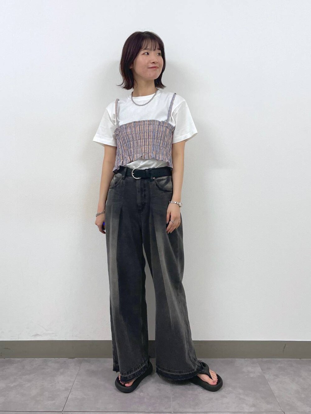 ホワイト系のTシャツ/カットソー、ブルー系のシャツ/ブラウス、ブラック系のデニムパンツを着用したレディースの夏コーディネートの4枚目の写真