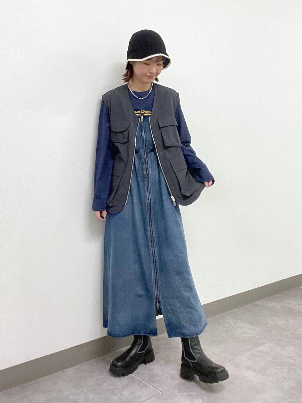 ブラック系のベスト、ブルー系のTシャツ/カットソー、ブルー系のワンピースを着用したレディースの夏コーディネートの2枚目の写真