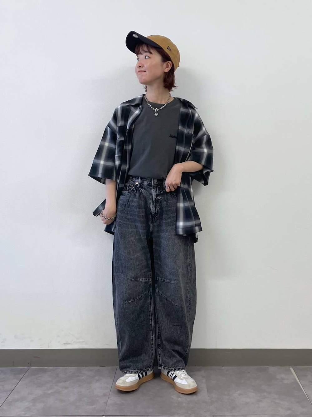 グレー系のデニムパンツ、ブラック系のTシャツ/カットソー、ブラック系のシャツ/ブラウスを着用したレディースの夏コーディネートの3枚目の写真