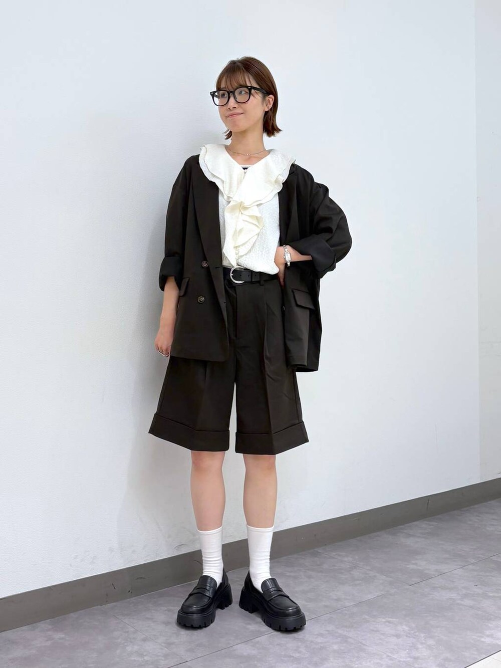 ブラック系のローファー、ホワイト系のシャツ/ブラウス、ブラウン系のスラックスを着用したレディースの夏コーディネートの2枚目の写真