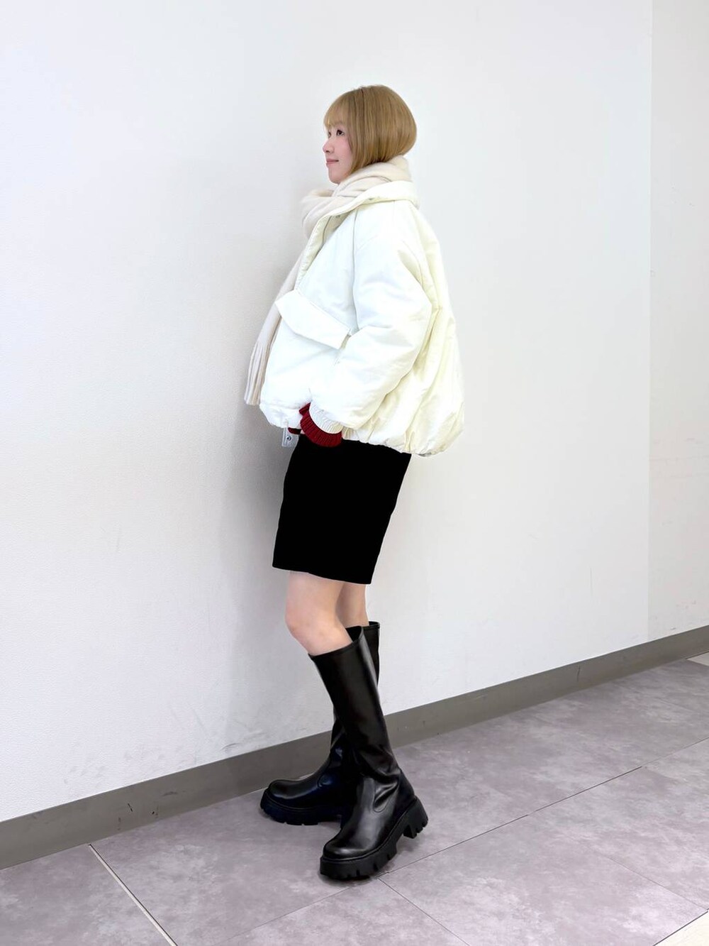 ブラック系のブーツ、ブラック系のその他パンツ、レッド系のニット/セーターを着用したレディースの冬コーディネートの3枚目の写真