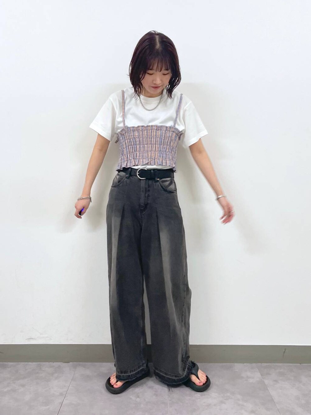 ホワイト系のTシャツ/カットソー、ブルー系のシャツ/ブラウス、ブラック系のデニムパンツを着用したレディースの夏コーディネートの2枚目の写真