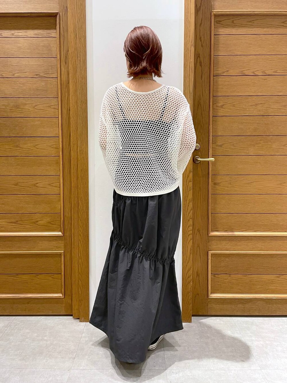 グレー系のスカート、ホワイト系のカーディガン/ボレロ、その他のブレスレットを着用したレディースの夏コーディネートの3枚目の写真