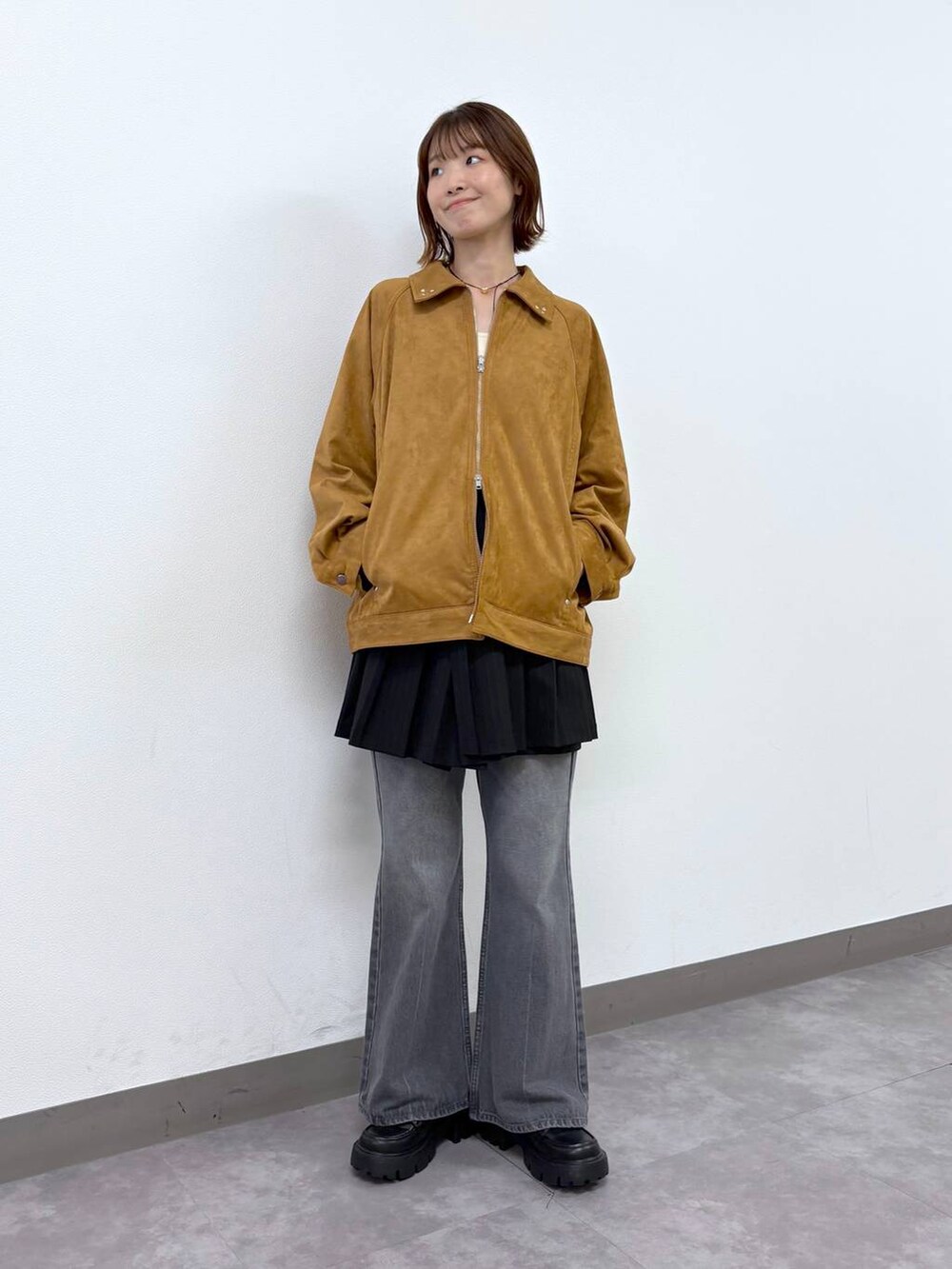 その他のローファー、グレー系のデニムパンツ、ブラウン系のブルゾンを着用したレディースの秋コーディネートの6枚目の写真