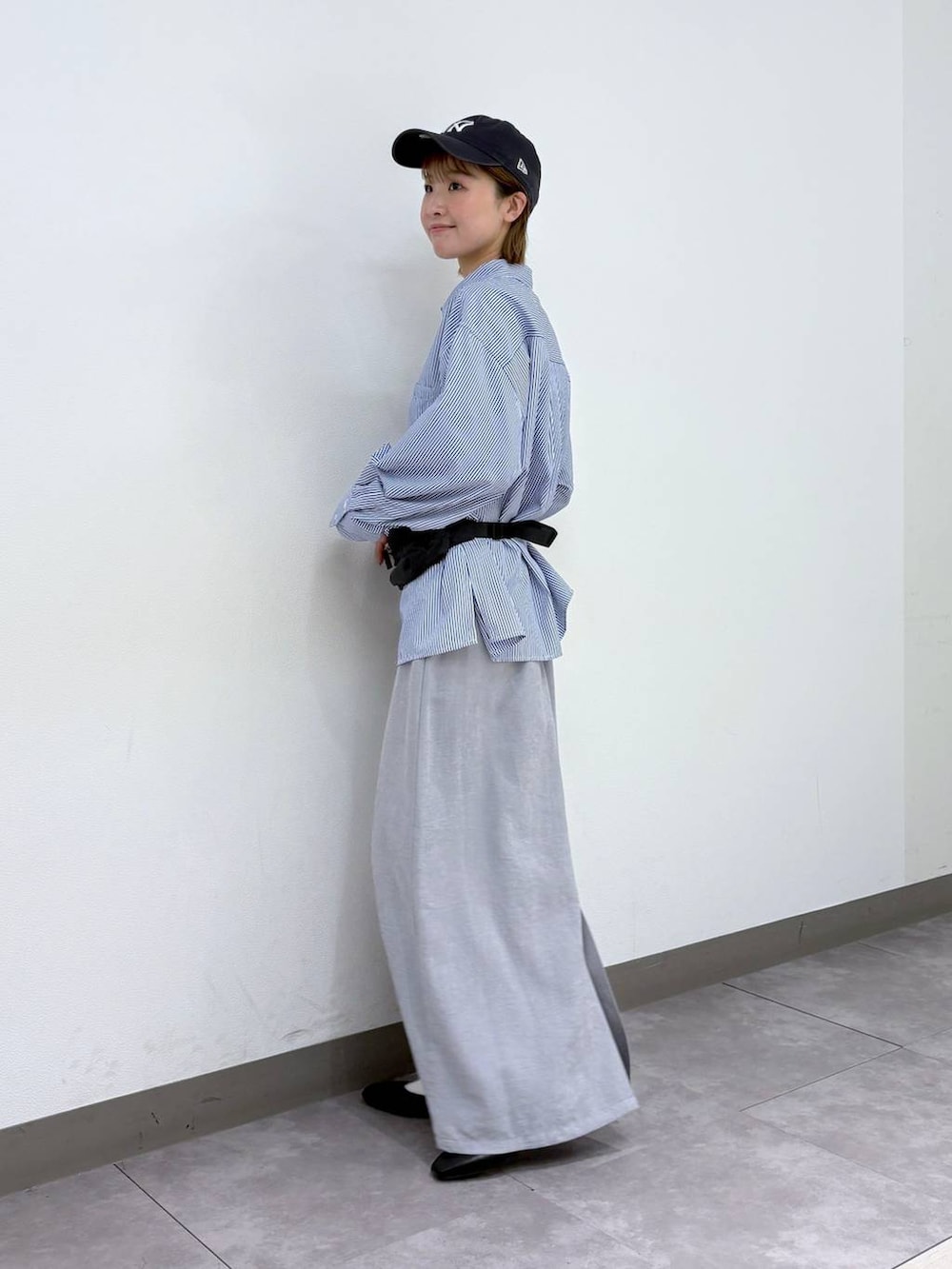 ブラック系のパンプス、ブラック系のボディバッグ/ウエストポーチ、ブルー系のシャツ/ブラウスを着用したレディースの春コーディネートの3枚目の写真