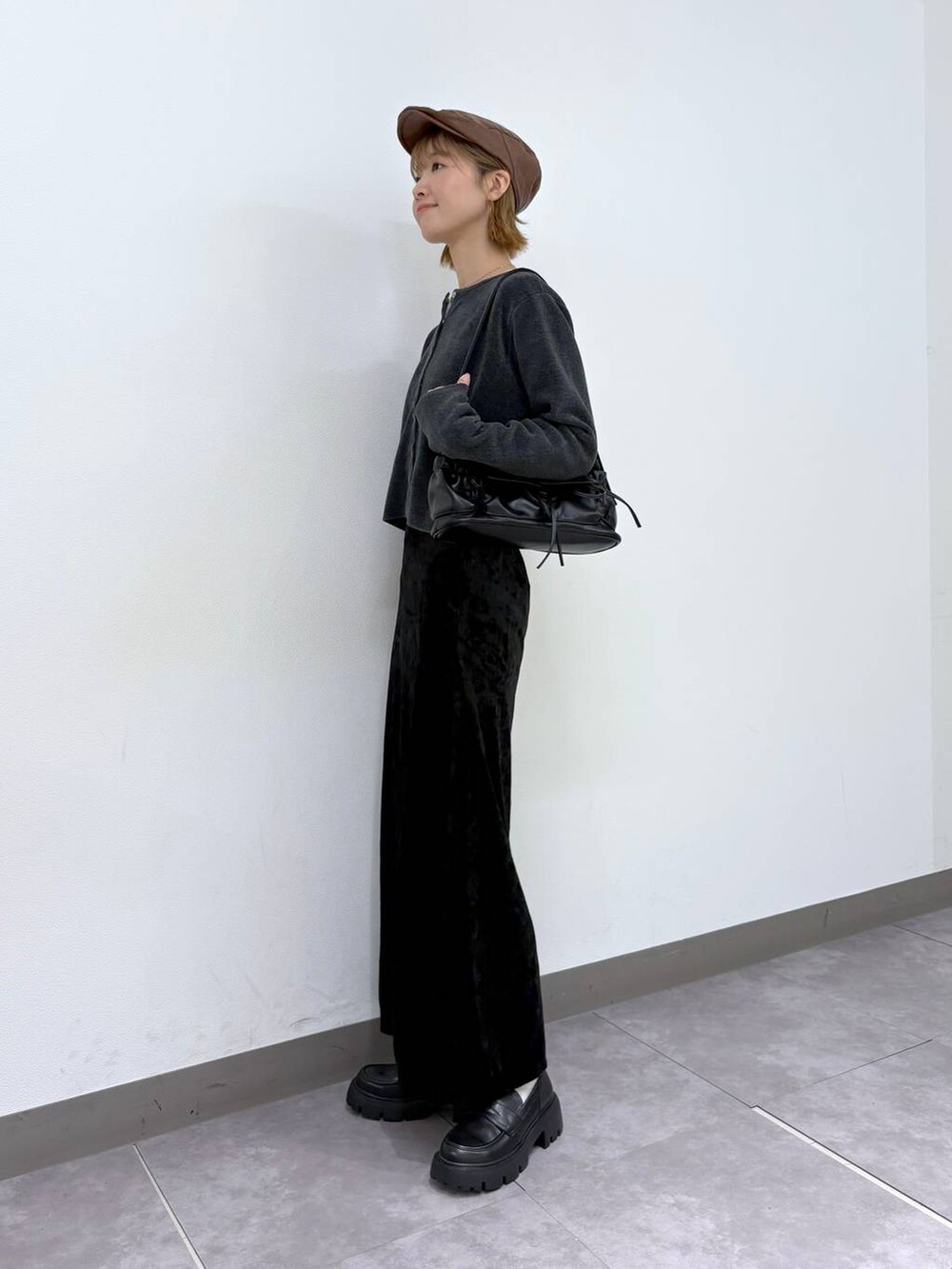 ホワイト系のTシャツ/カットソー、ブラック系のローファー、グレー系のカーディガン/ボレロを着用したレディースの秋コーディネートの3枚目の写真