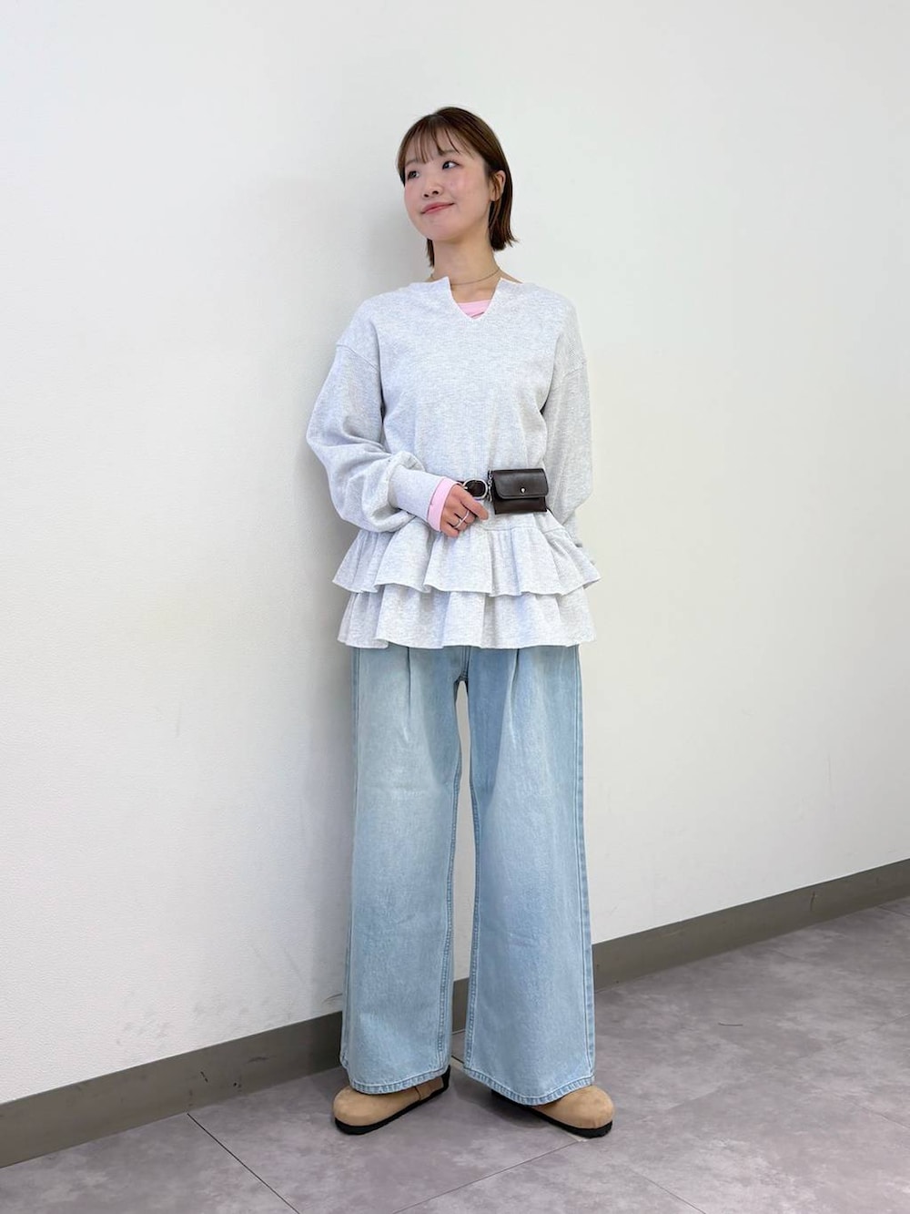 ブルー系のデニムパンツ、グレー系のスウェット、ピンク系のTシャツ/カットソーを着用したレディースの冬コーディネートの6枚目の写真