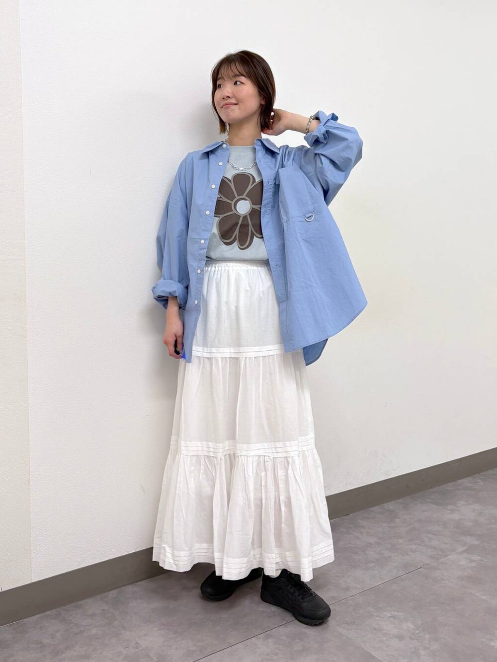 ブルー系のシャツ/ブラウス、ブルー系のTシャツ/カットソー、ホワイト系のスカートを着用したレディースの春コーディネートの3枚目の写真