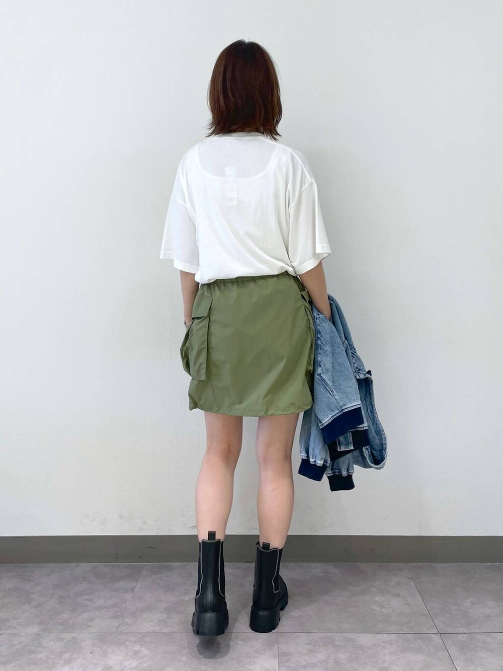 ブルー系のブルゾン、グリーン系のスカート、その他のTシャツ/カットソーを着用したレディースの夏コーディネートの6枚目の写真