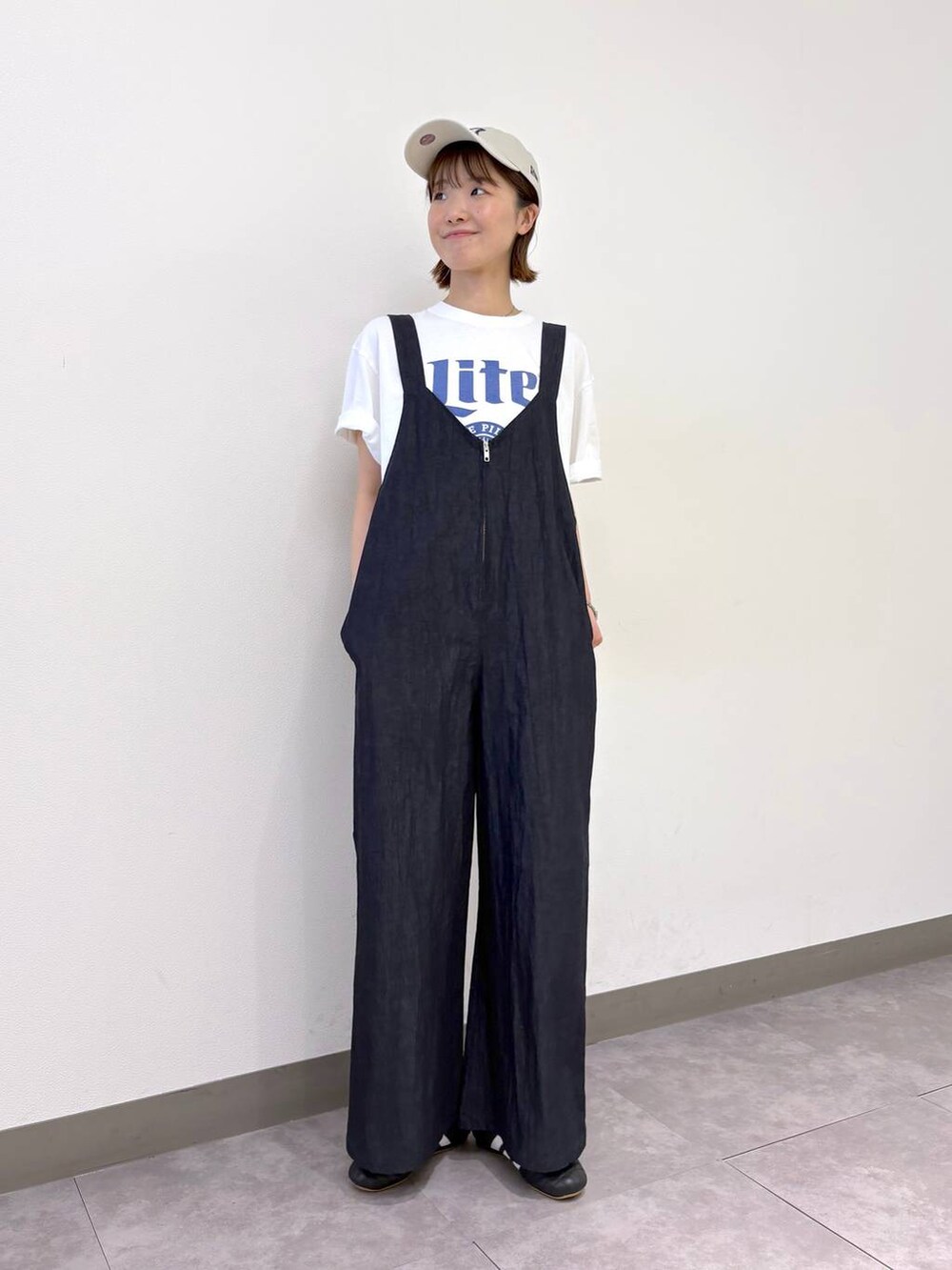 その他のTシャツ/カットソー、ブルー系のサロペット/オーバーオール、その他のキャップを着用したレディースの夏コーディネートの5枚目の写真