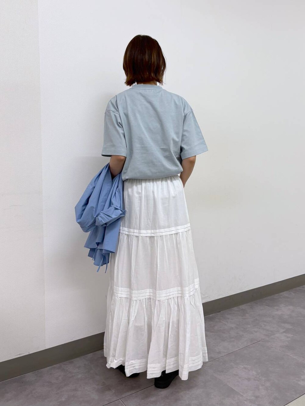 ブルー系のシャツ/ブラウス、ブルー系のTシャツ/カットソー、ホワイト系のスカートを着用したレディースの春コーディネートの4枚目の写真