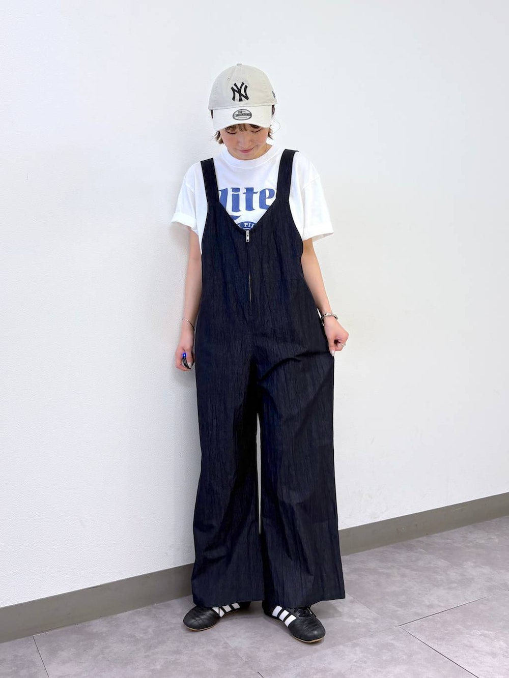 その他のTシャツ/カットソー、ブルー系のサロペット/オーバーオール、その他のキャップを着用したレディースの夏コーディネートの2枚目の写真