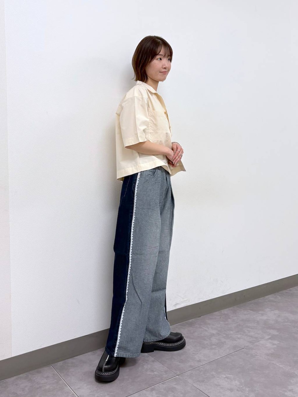 ブラック系のローファー、ブルー系のデニムパンツ、ホワイト系のシャツ/ブラウスを着用したレディースの春コーディネートの2枚目の写真