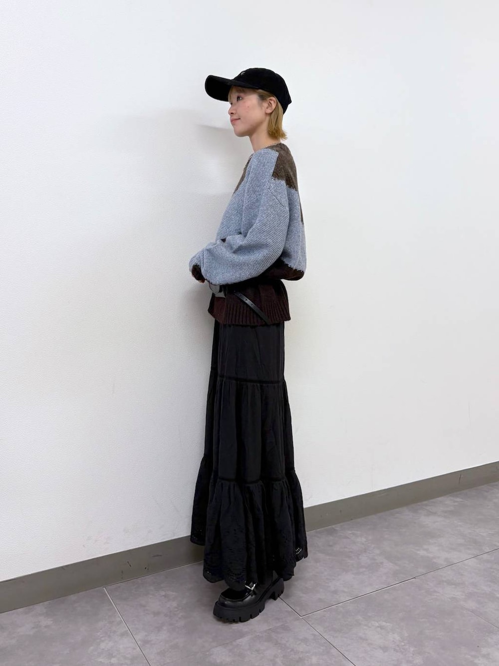 その他のローファー、ブラック系のスカート、ブラウン系のニット/セーターを着用したレディースの冬コーディネートの3枚目の写真