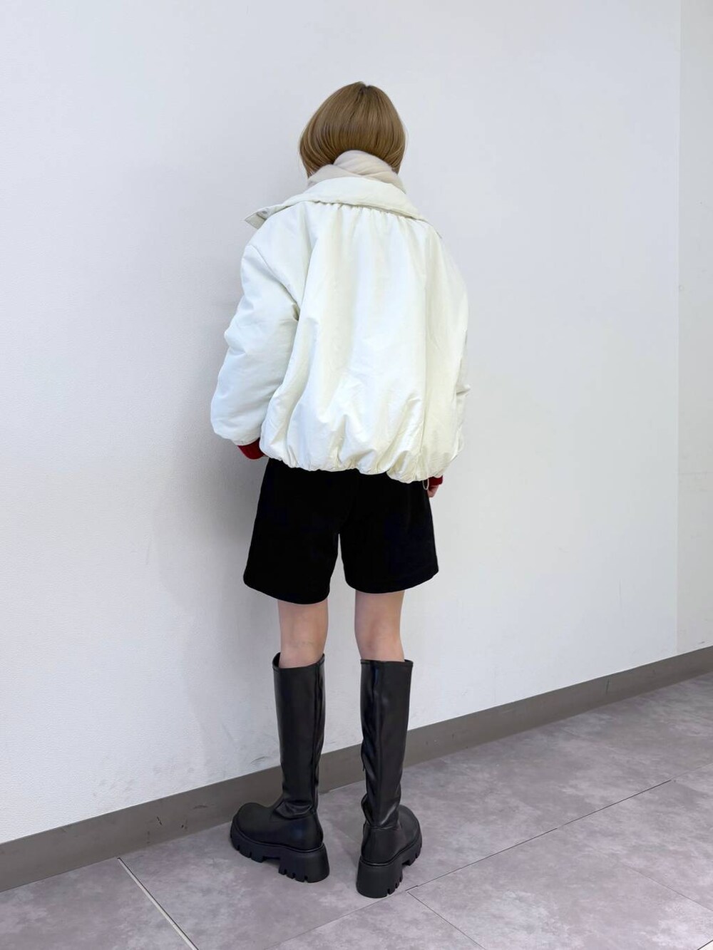 ブラック系のブーツ、ブラック系のその他パンツ、レッド系のニット/セーターを着用したレディースの冬コーディネートの4枚目の写真