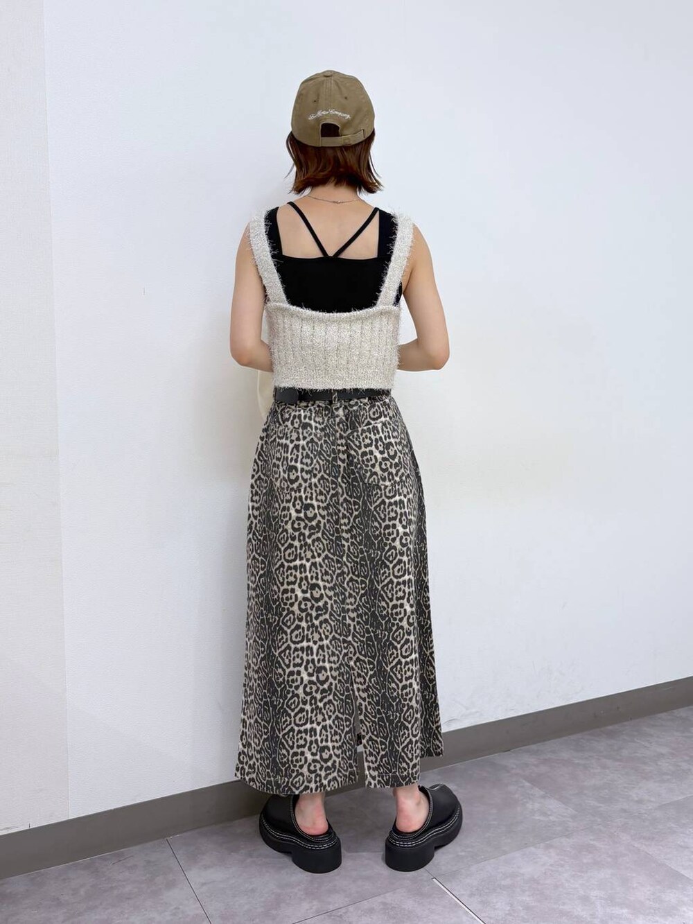 ブラック系のローファー、その他のスカート、ホワイト系のベストを着用したレディースの春コーディネートの4枚目の写真