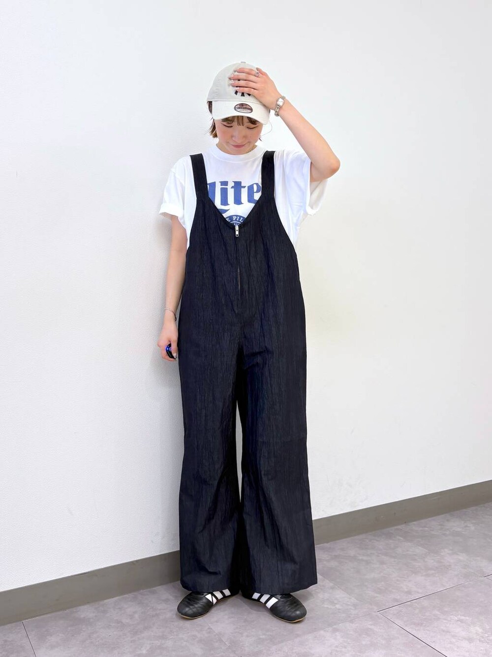 その他のTシャツ/カットソー、ブルー系のサロペット/オーバーオール、その他のキャップを着用したレディースの夏コーディネートの6枚目の写真