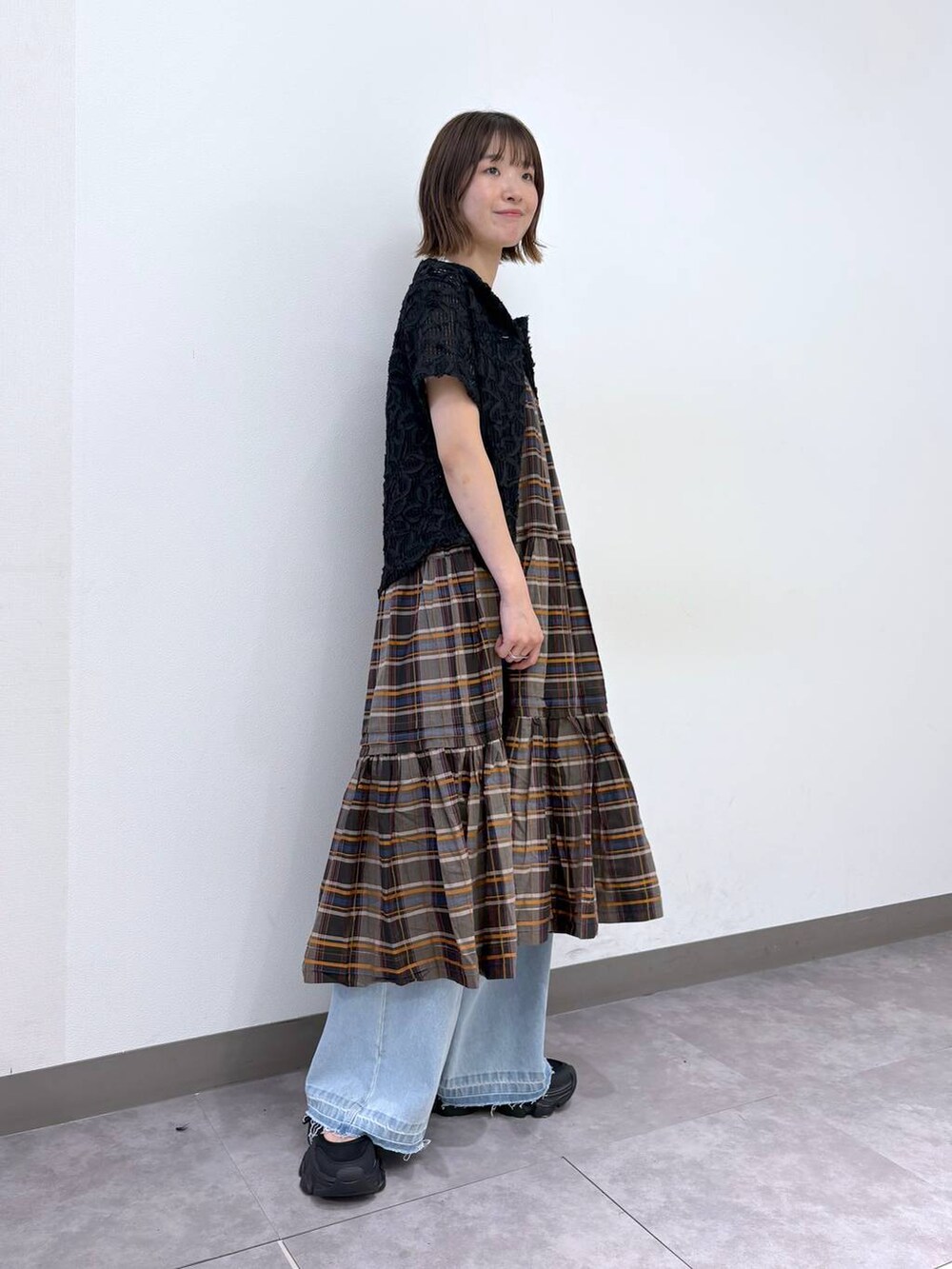 ブラック系のサンダル、ブルー系のデニムパンツ、ブラック系のシャツ/ブラウスを着用したレディースの夏コーディネートの4枚目の写真