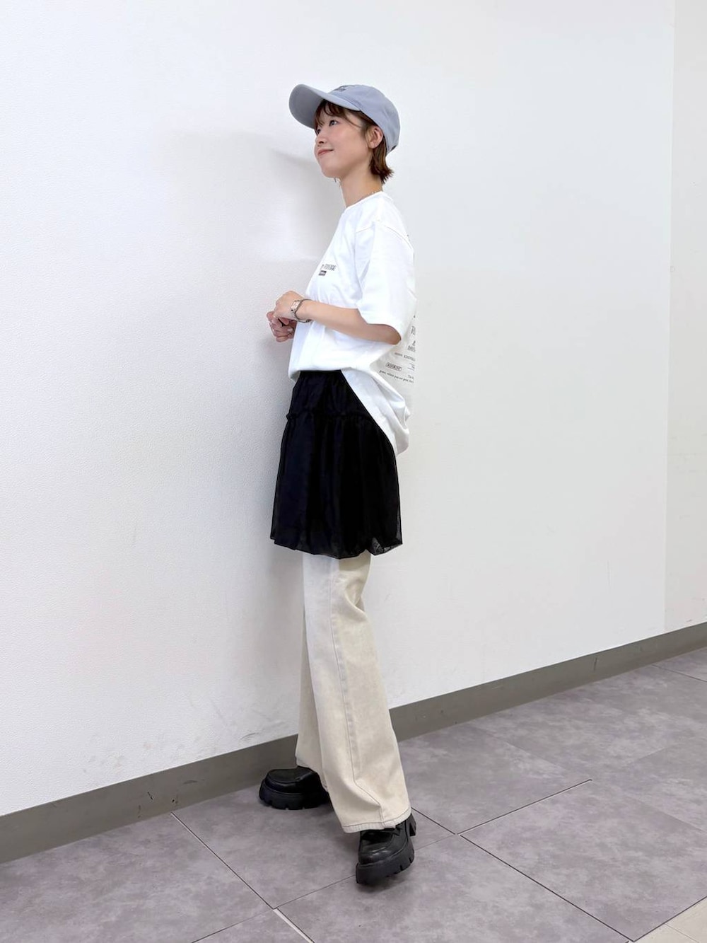 その他のローファー、ホワイト系のデニムパンツ、ブラック系のスカートを着用したレディースの夏コーディネートの3枚目の写真