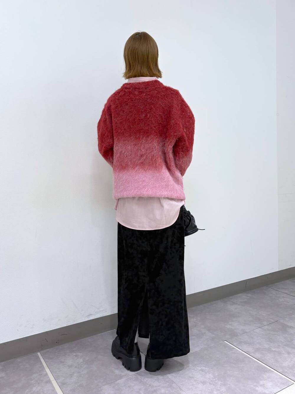 ブラック系のローファー、ブラック系のショルダーバッグ、その他のシャツ/ブラウスを着用したレディースの秋コーディネートの4枚目の写真