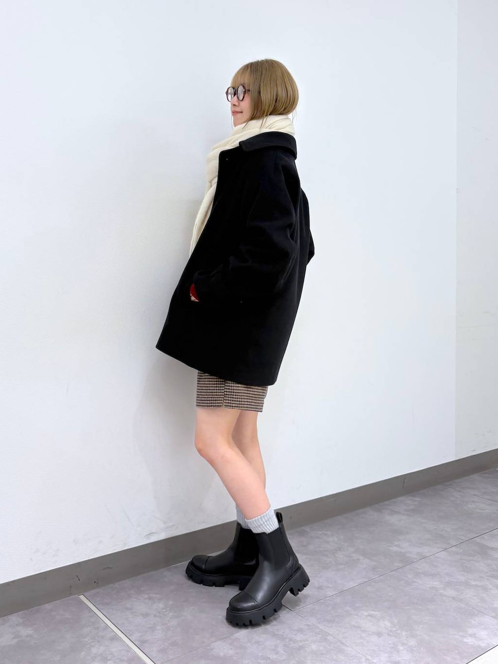 ブラック系のブルゾン、ブラック系のブーツ、ブラウン系のその他パンツを着用したレディースの秋コーディネートの3枚目の写真