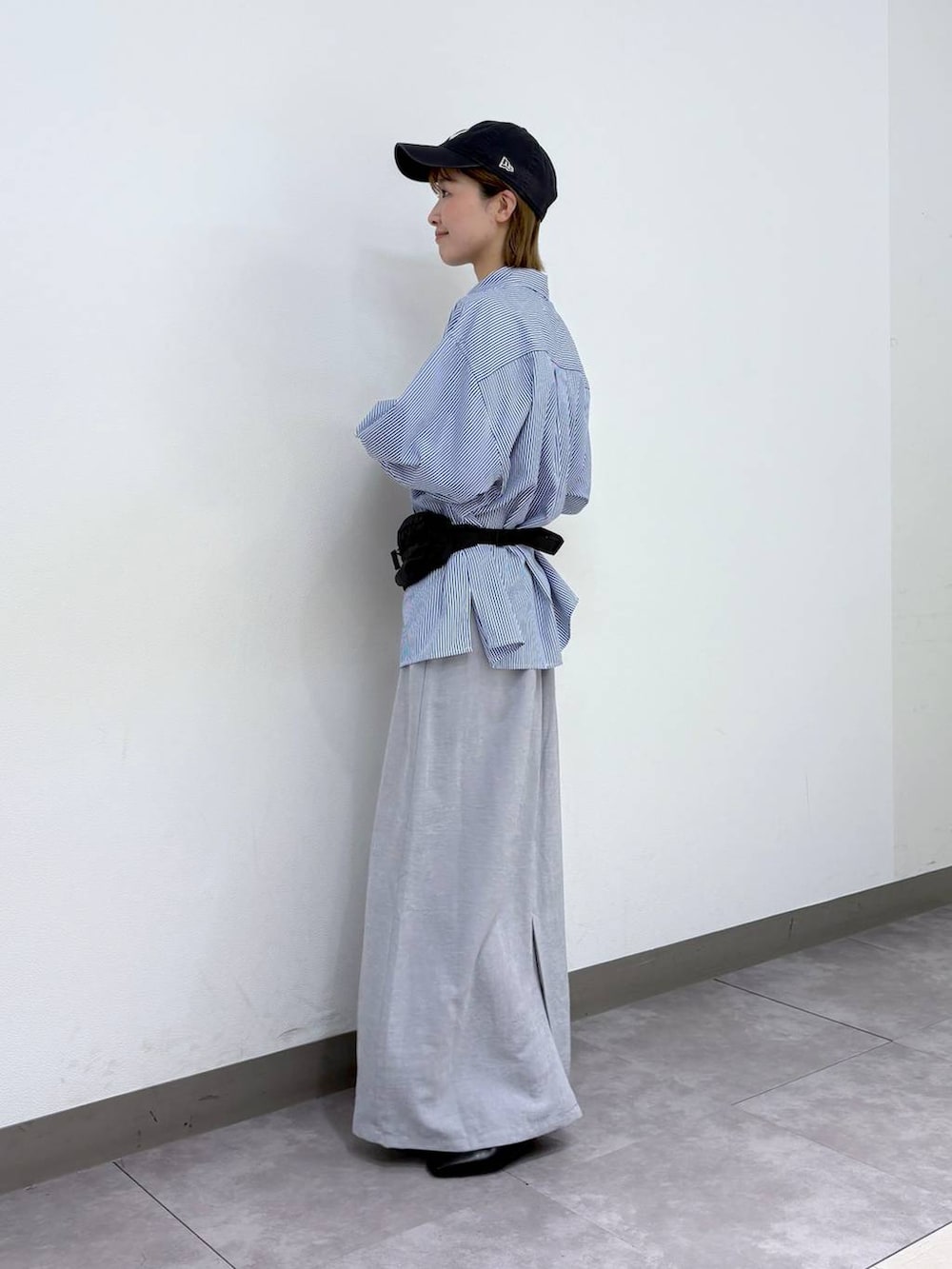 ブラック系のパンプス、ブラック系のボディバッグ/ウエストポーチ、ブルー系のシャツ/ブラウスを着用したレディースの春コーディネートの6枚目の写真