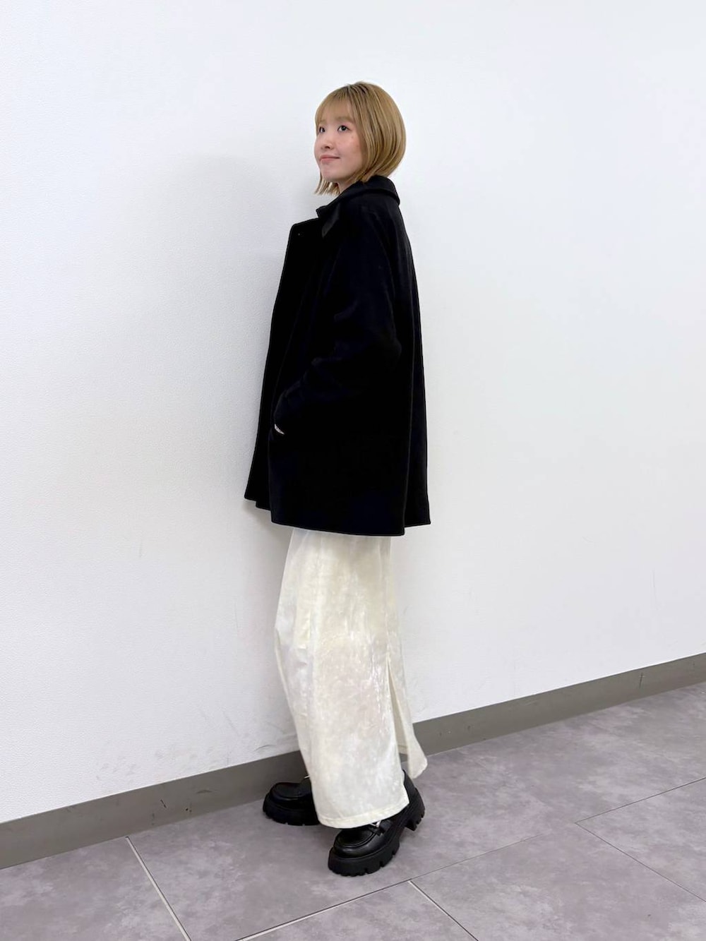 ピンク系のニット/セーター、その他のローファー、ブラック系のブルゾンを着用したレディースの冬コーディネートの2枚目の写真