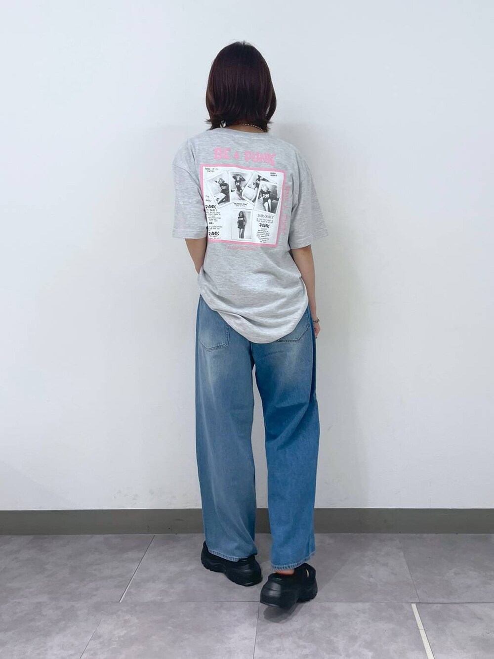 その他のTシャツ/カットソー、ブラック系のサンダル、ブルー系のデニムパンツを着用したレディースの夏コーディネートの2枚目の写真