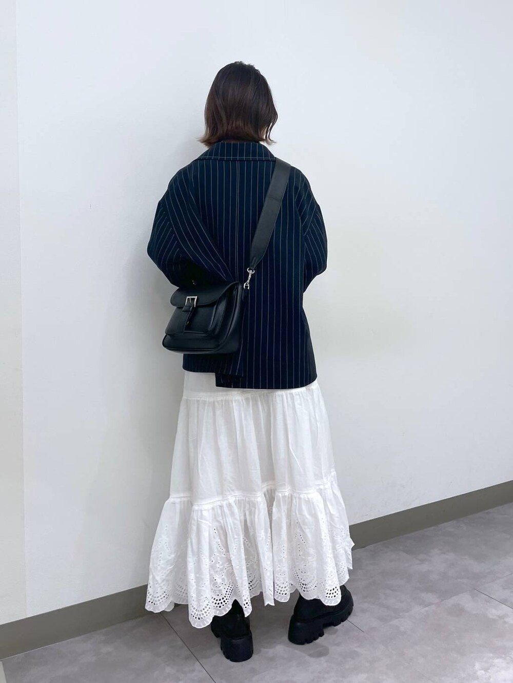 ブラック系のローファー、ブルー系のテーラードジャケット、ホワイト系のTシャツ/カットソーを着用したレディースの冬コーディネートの5枚目の写真