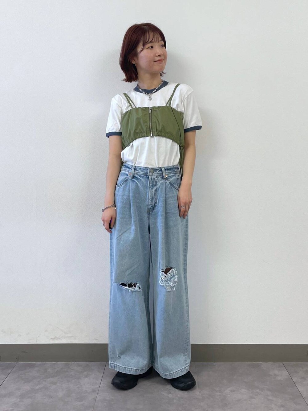 ブラック系のスニーカー、ブルー系のTシャツ/カットソー、ブルー系のデニムパンツを着用したレディースの夏コーディネートの6枚目の写真