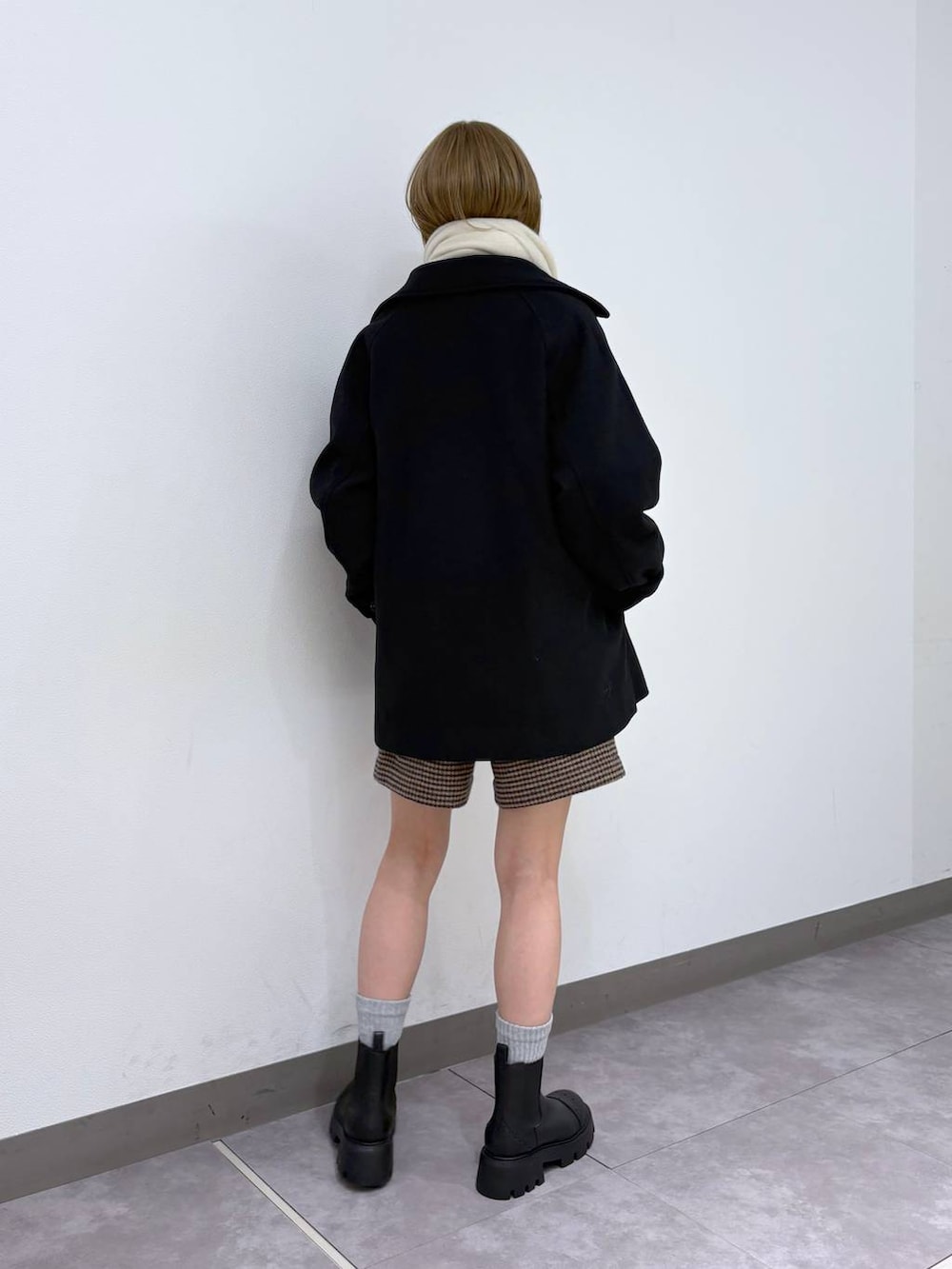 ブラック系のブルゾン、ブラック系のブーツ、ブラウン系のその他パンツを着用したレディースの秋コーディネートの4枚目の写真